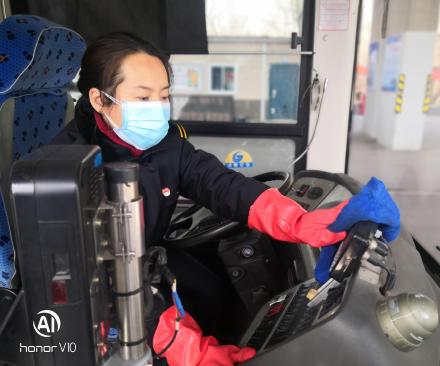 龐素英：孝老愛親  愛崗敬業